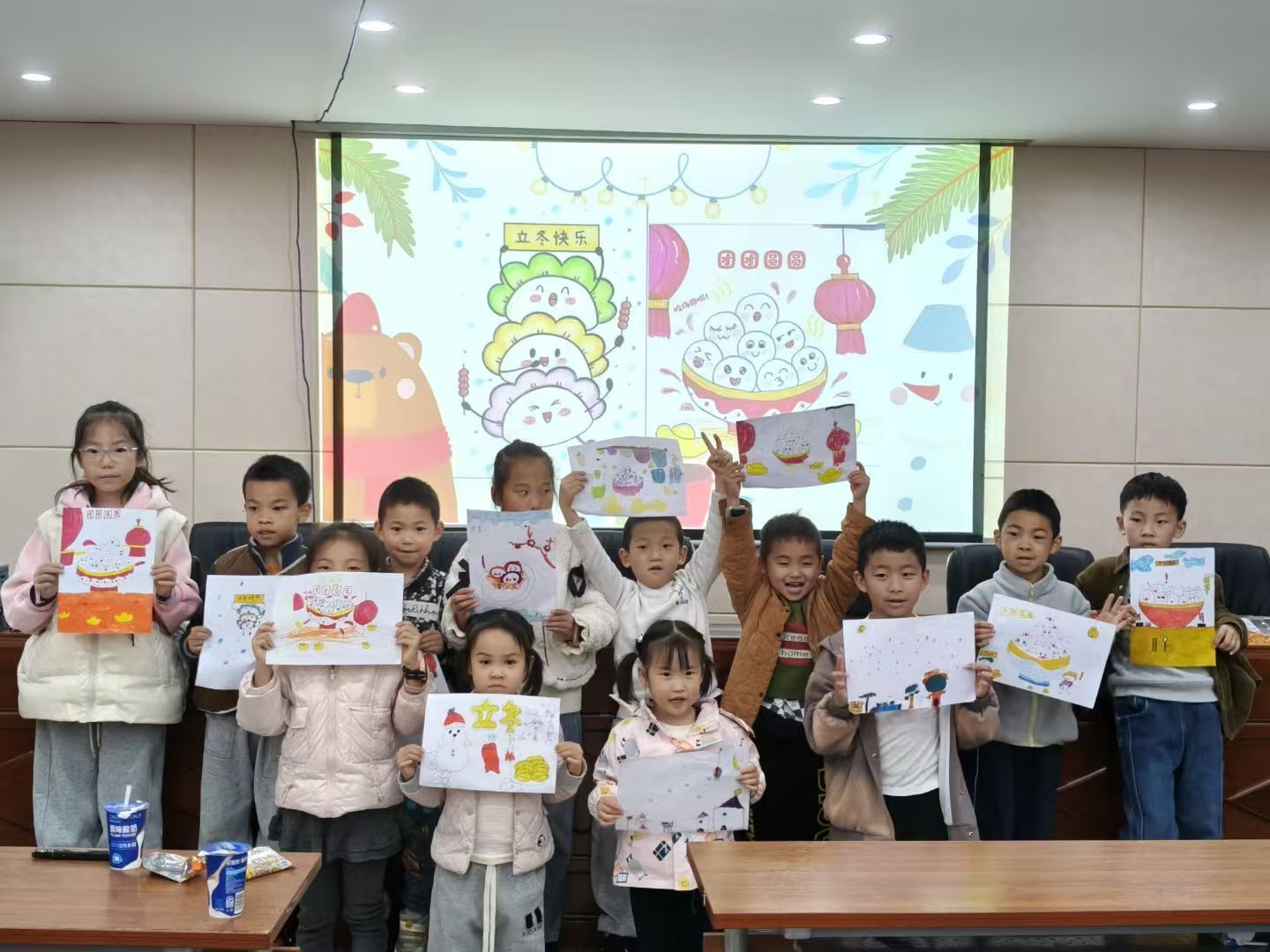 校地联动绘立冬，童心传承节气情（2025年第十五期） ——智慧康养学院携手学府社区开展立冬主题绘画活动